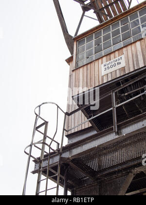 BERLIN, DEUTSCHLAND - 21. JUNI 2017: Alte hölzerne Kran im Tempelhofer Hafen, Hafen von Tempelhof in deutscher Sprache, in Berlin. Stockfoto