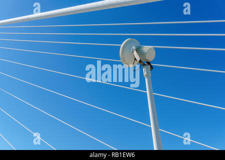 Low Angle View von Kabeln auf der Ravenel Hängebrücke in Charleston, South Carolina, USA Stockfoto