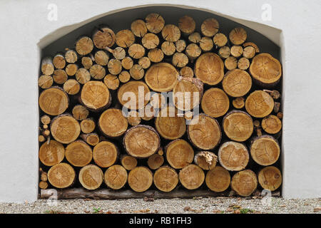 gestapeltes Brennholz Stockfoto