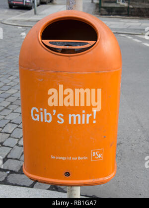 BERLIN, DEUTSCHLAND - 25. FEBRUAR 2017: Orange Müll kann mit Text gib es mir in deutscher Sprache Stockfoto