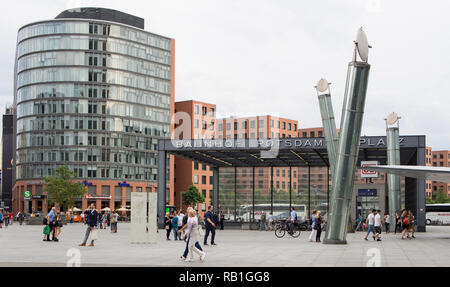 BERLIN, DEUTSCHLAND - 12. JULI 2016: Potsdamer Platz U-Bahn station mit Touristen Stockfoto