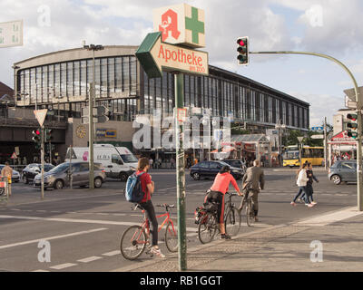 BERLIN, DEUTSCHLAND - 6. JULI 2016: Bahnhof Zoo, Hauptbahnhof, mit Radfahrer an Ampeln warten Stockfoto
