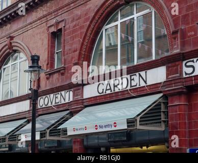 Das Äußere des Covent Garden London U-Bahn Station in London, England. Stockfoto