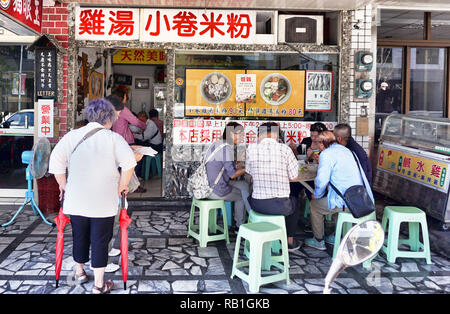 Hualien City, Taiwan - Dez. 7, 2018 - ein typisches überfüllten Restaurant in Taiwan, die gute frische Chinesisch essen. Stockfoto