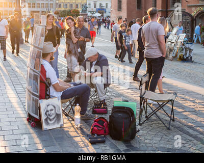 WROCLAW, Polen - 14. AUGUST 2017: Straße Maler Malerei ein Portrait eines Touristen Rynek Marktplatz in Breslau Stockfoto