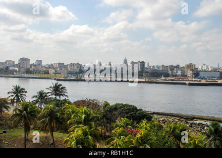 Die Festung El Morro in Havanna mit Blick auf die Skyline der Stadt. Stockfoto