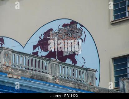 Zerstörte Welt Karte an der Wand eines Hauses in Havanna. Stockfoto