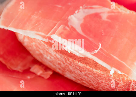 Spanischen Schinken in trockener Form, Jamon Serrano, Bello, italienischer Schinken Prosciutto Crudo oder Parma, gehackt Schichten mit Brot und Tomaten, Makro Stockfoto