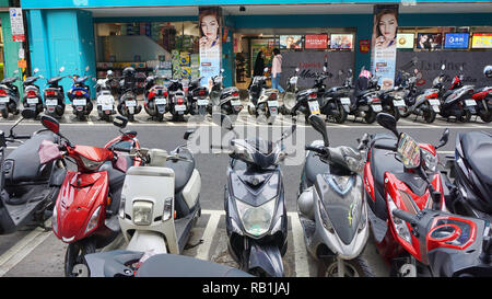 Taipei, Taiwan - Dez. 7,2018 - Typische Straße in Taipei mit geschätzten 13 Millionen Motorräder in Taiwan mit nur einer Bevölkerung von 23 Millionen Menschen. Stockfoto