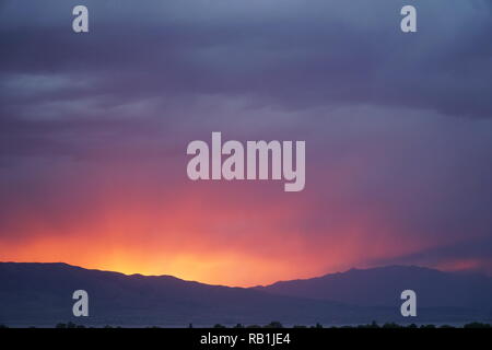 Silhouette Bergkette Sonnenuntergang Stockfoto