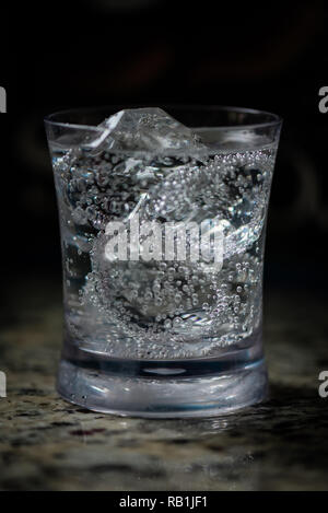 Glitzernde Wasser in einem tumbler Stockfoto
