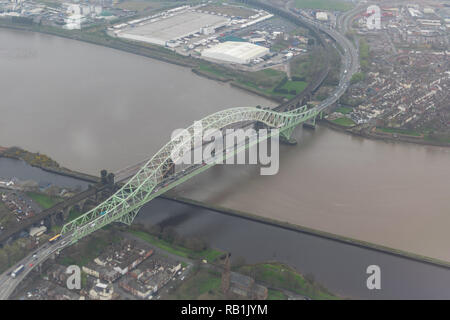 Flug über das Silberne Jubiläum Brücke überspannt Widnes und Runcorn vor der Schließung im Jahr 2017 Stockfoto