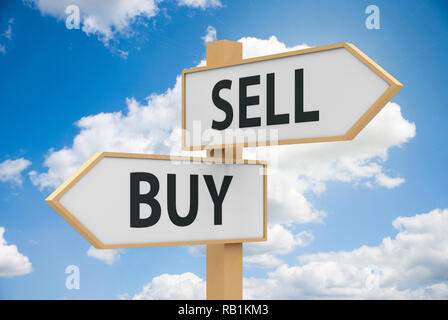 Schild mit Text - Kaufen und Verkaufen - am Himmel Hintergrund, 3D-Rendering, 3D-Darstellung Stockfoto