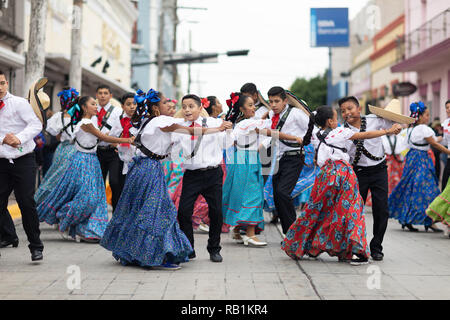 Matamoros, Tamaulipas, Mexiko - 20. November 2018: Der November 20 Parade, junge Frauen und Männer tanzen tragen traditionelle mexikanische Kleidung während der Stockfoto
