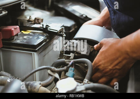 Mechaniker ändern Luftfilter für Auto im Auto Reparatur Service. kfz Ersatzteil checkup in einer Garage. Stockfoto