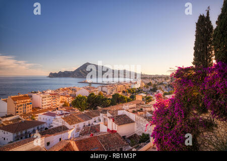 Ein Aussichtspunkt von Altea und das Mittelmeer kurz vor Sonnenuntergang mit einem Berg und den blauen Himmel und Wolken in der Ferne Stockfoto