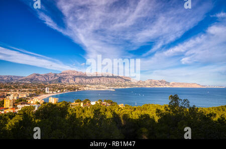 Ein Foto von Altea und die Costa Blanca aus dem Naturpark Serra Gelada genommen mit einem hellen, blauen Meer und Himmel und die Berge und Dörfer der Sur Stockfoto
