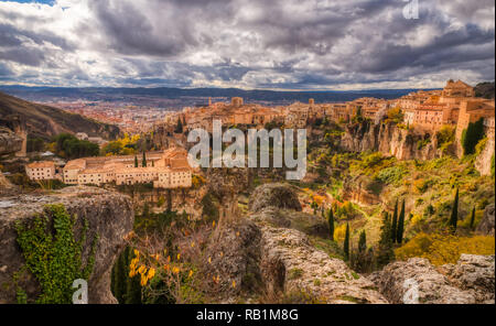 Eine schöne herbstliche Foto von Cuenca, Spanien von den Felsformationen an der Spitze der bergigen Gegend, wo die Burg ist mit Moody Wolken genommen Stockfoto