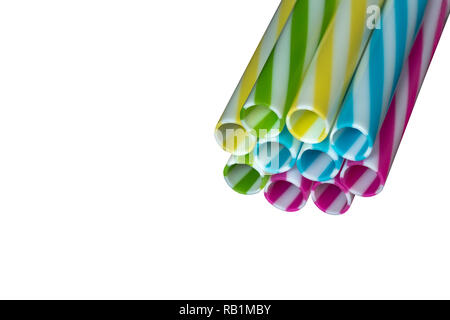 Colorly gestreifte Trinkhalme aus Kunststoff, schwarz u-Hintergrund Stockfoto