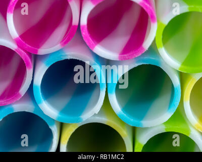 Colorly gestreifte Trinkhalme aus Kunststoff, schwarz u-Hintergrund Stockfoto