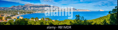 Ein Panoramablick von Altea und die Costa Blanca aus dem Naturpark Serra Gelada mit einem hellen, blauen Meer und Himmel und die Berge und Dörfer der Stockfoto
