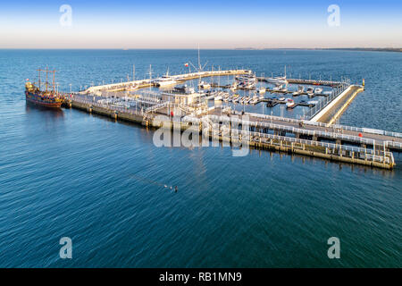 Hölzerne Seebrücke, genannt Molo, mit Hafen, Pirate touristische Schiff und Hafen mit Yachten in Sopot Resort in der Nähe von Danzig in Polen im Abendlicht. Luftaufnahme Stockfoto