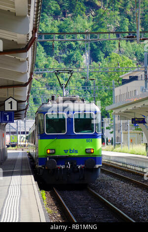 BLS AG Zug auf Gleis Nr. 1 Stockfoto