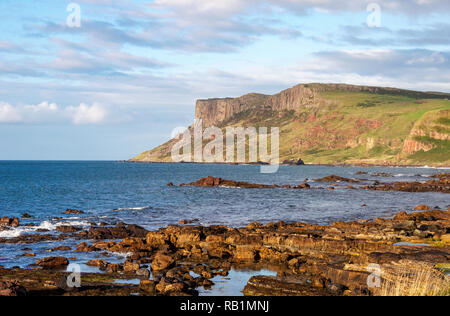 Berühmte Fair Kopf Klippe an der nördlichen Küste des County Antrim, Nordirland, Großbritannien. Abendlicht Stockfoto