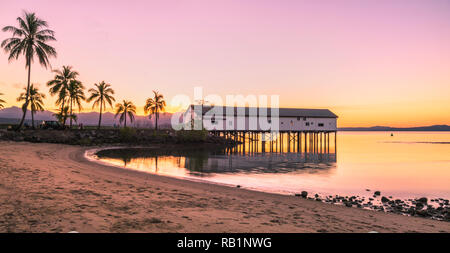 Port Douglas Zucker Wharf bei Sonnenaufgang Stockfoto