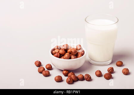 Haselnuss nicht Tagebuch Milch und Nüssen. Gesundheit und Ernährung Konzept. Stockfoto