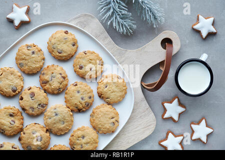 Weihnachten Chocolate Chip Cookies, flach mit Gewürzen und Winter Dekorationen legen Stockfoto