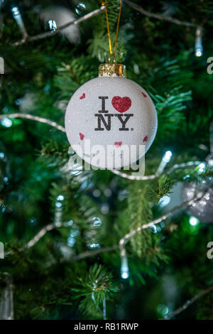 New York Christbaumschmuck hängen am Weihnachtsbaum. Stockfoto