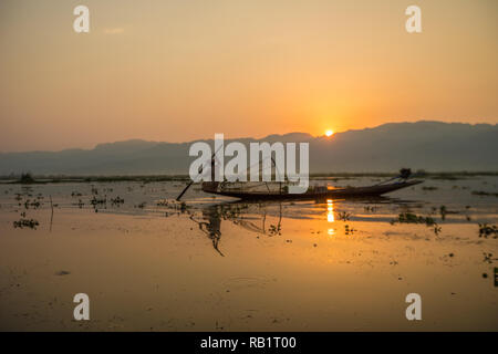 Schönen Sonnenaufgang in Inle See Stockfoto