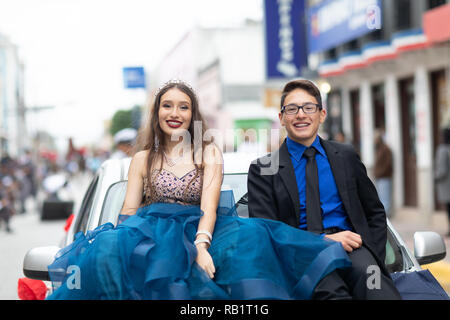 Matamoros, Tamaulipas, Mexiko - 20. November 2018: Der November 20 Parade, junge Frau Beauty Queen tragen traditionelle mexikanische Kleidung Stockfoto