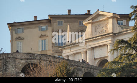 Bergamo, Italien. 5. Januar 2019. Die Altstadt. Eine der schönen Stadt in Italien. Landschaft am alten Tor Porta San Giacomo Stockfoto