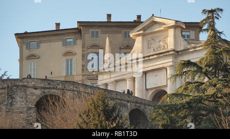 Bergamo, Italien. 5. Januar 2019. Die Altstadt. Eine der schönen Stadt in Italien. Landschaft am alten Tor Porta San Giacomo Stockfoto