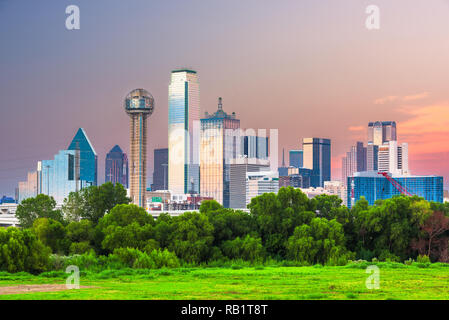 Dallas, Texas, USA Downtown Skyline der Stadt in der Dämmerung. Stockfoto