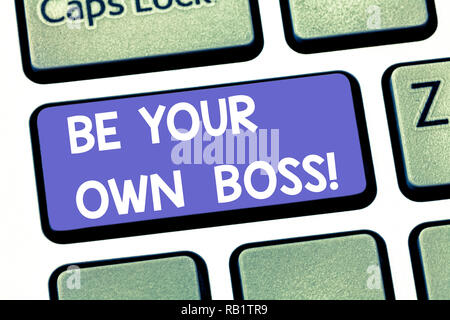 Handschrift Text schreiben werden Sie Ihr eigener Chef. Begriff Sinne Unternehmertum Start business Unabhängigkeit selbständige Taste der Tastatur Absicht zu erstellen Stockfoto