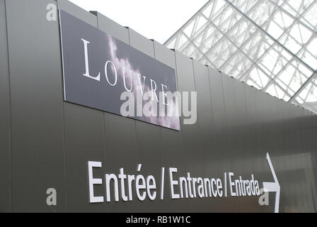 Eingang zum Louvre Museum und Galerie, Paris, Frankreich, mit gläsernen Pyramide im Hintergrund Stockfoto