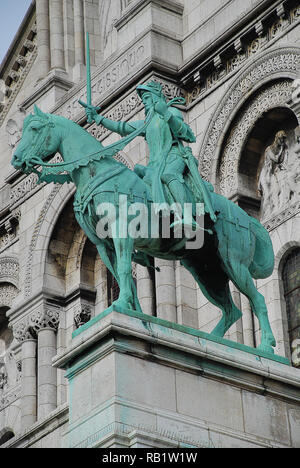 Basilika Sacré-Coeur in Montmartre in Paris, Frankreich: Jeanne d'Arc Statue vor dem Haupteingang Stockfoto