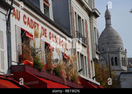 Blick auf den Place du Tertre und der Basilika Sacre-Coeur in Paris, Frankreich Stockfoto