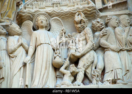 Notre-Dame de Paris, Eingang: Darstellung des Jüngsten Gerichts, zentrale Portal der Westfassade. Erzengel Michael und dem Satan wiegen Seelen Stockfoto