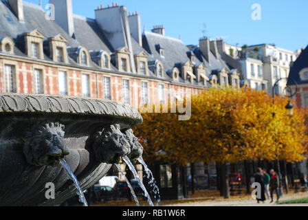 Einer der Brunnen an Orten des Vosges, im Herbst - Paris, Frankreich Stockfoto