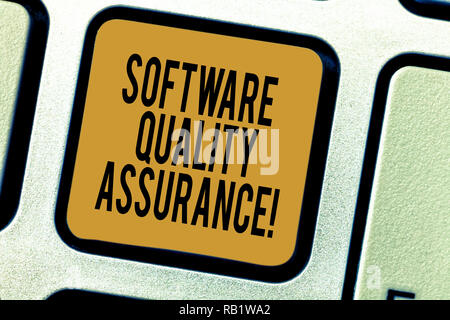 Handschrift Text schreiben Software Qualitätssicherung. Konzept, d. h. die Sicherstellung der Qualität in Software Engineering Prozesses Taste der Tastatur Absicht zu erstellen Stockfoto