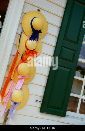 Ribboned sunbonnets auf Anzeige in Colonial Williamsburg, Virginia, USA Stockfoto