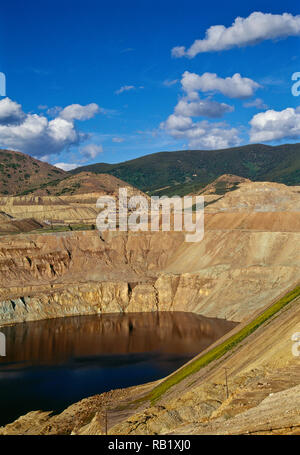 Terrassierte Ebenen und Zufahrtsstraßen der offenen Mine im Berkeley Grube, Butte, MT. Stockfoto