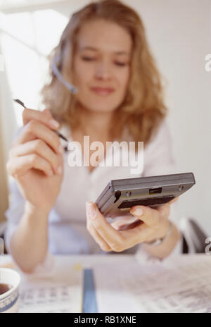 2001 Bild einer jungen Unternehmerin mit einem Personal Digital Assistant, USA Stockfoto