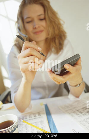 2001 Bild einer jungen Unternehmerin mit einem Personal Digital Assistant, USA Stockfoto
