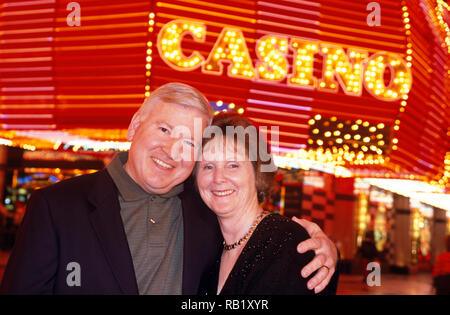 Reifen touristische Paar vor ein Casino in Las Vegas, Nevada, USA posing Stockfoto