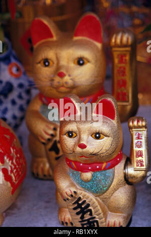 Maneki Neko Skulpturen, "Beckoning Cat', Chinatown, NYC Stockfoto